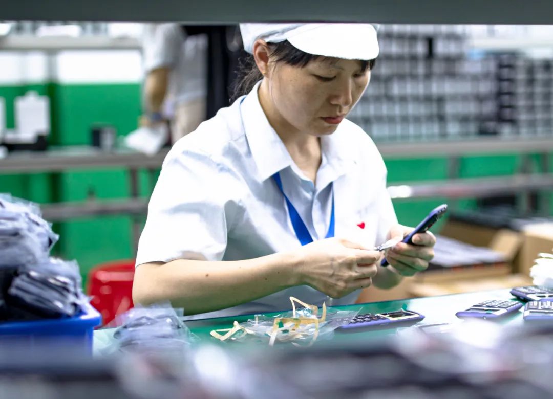 江西上饒 智能老人手機生產忙 助力銀發市場新突破